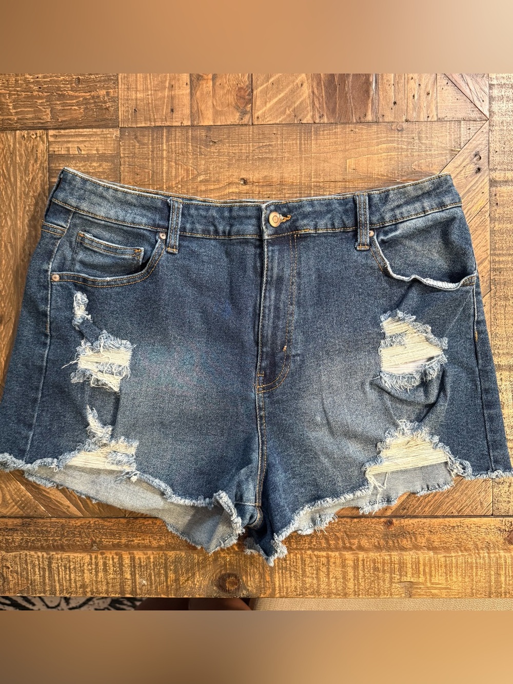 Women’s Distressed Denim Shorts Size 17 Blue Frayed Hem Stretch Jean Shorts